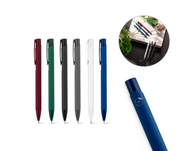 Caneta esferográfica em alumínio 100% reciclado, com acabamento em borracha e escrita em azul