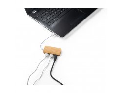 MOSER. Hub em bambu com 2 portas USB-A e 1 porta USB-C