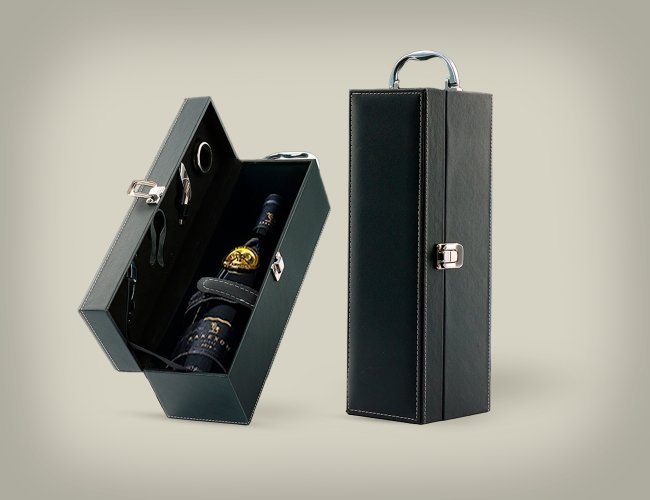 Kit Vinho 4 Peas em maleta de couro sinttico. trava de segurana e parte interna revestida de veludo com rea de acom